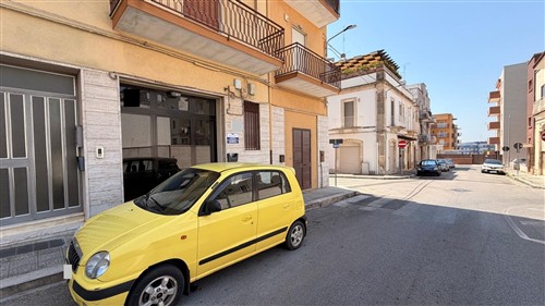 Centrale Appartamento di 3 Vani Oltre Acc. e Con Box Auto.